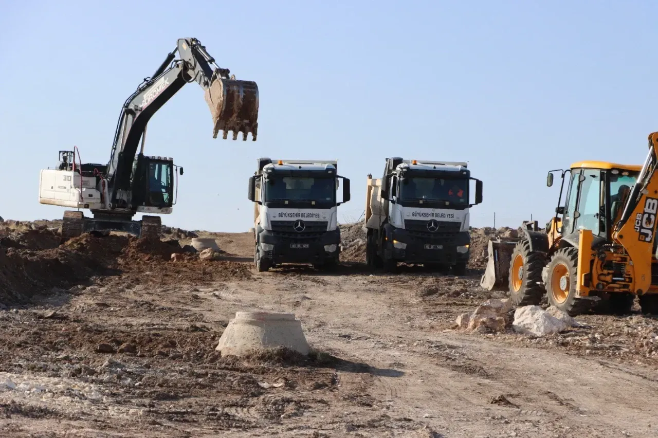 Büyükşehir Belediyesi'nden Karaköprü 'de yeni yol çalışmaları