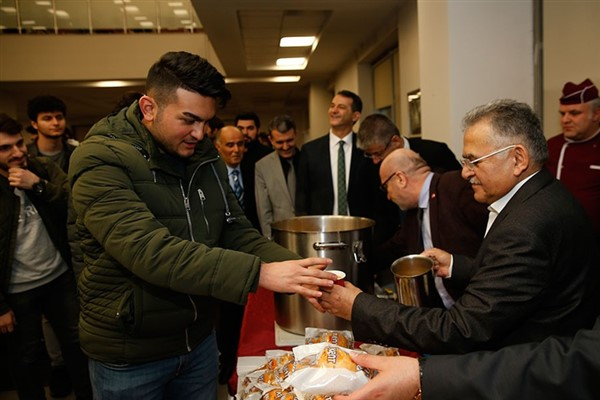 Kayseri Büyükşehir Belediyesi, ihtiyaç sahibi ailelere yönelik yardımlarını sürdürüyor