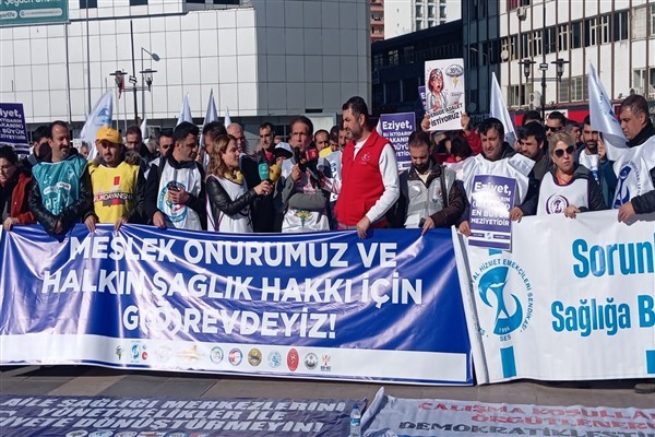 Diyarbakır'da sağlık emekçileri Dağkapı Meydanı’nda bir araya geldi