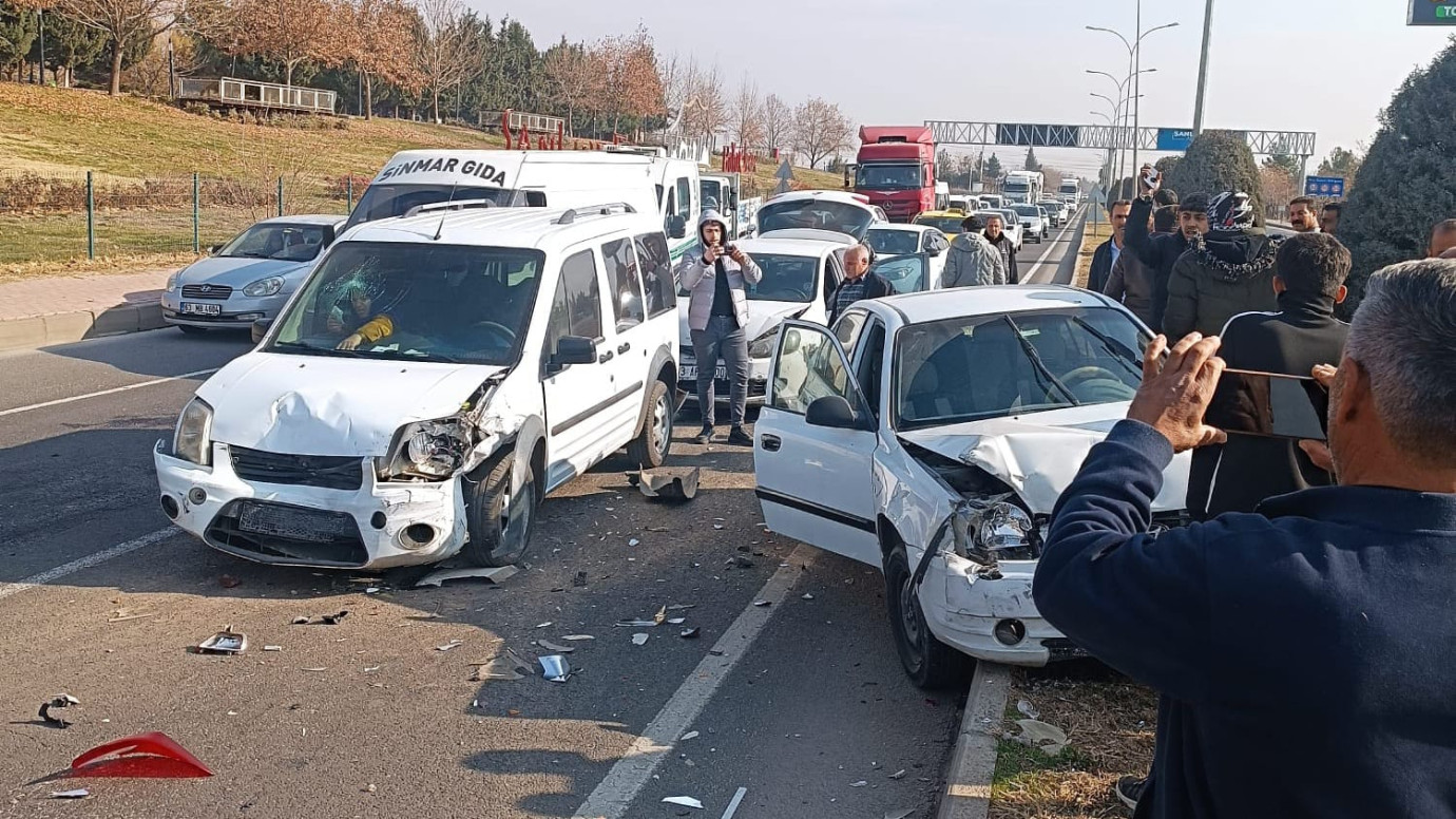 Haliliye’de Zincirleme Trafik Kazası: 3 Yaralı