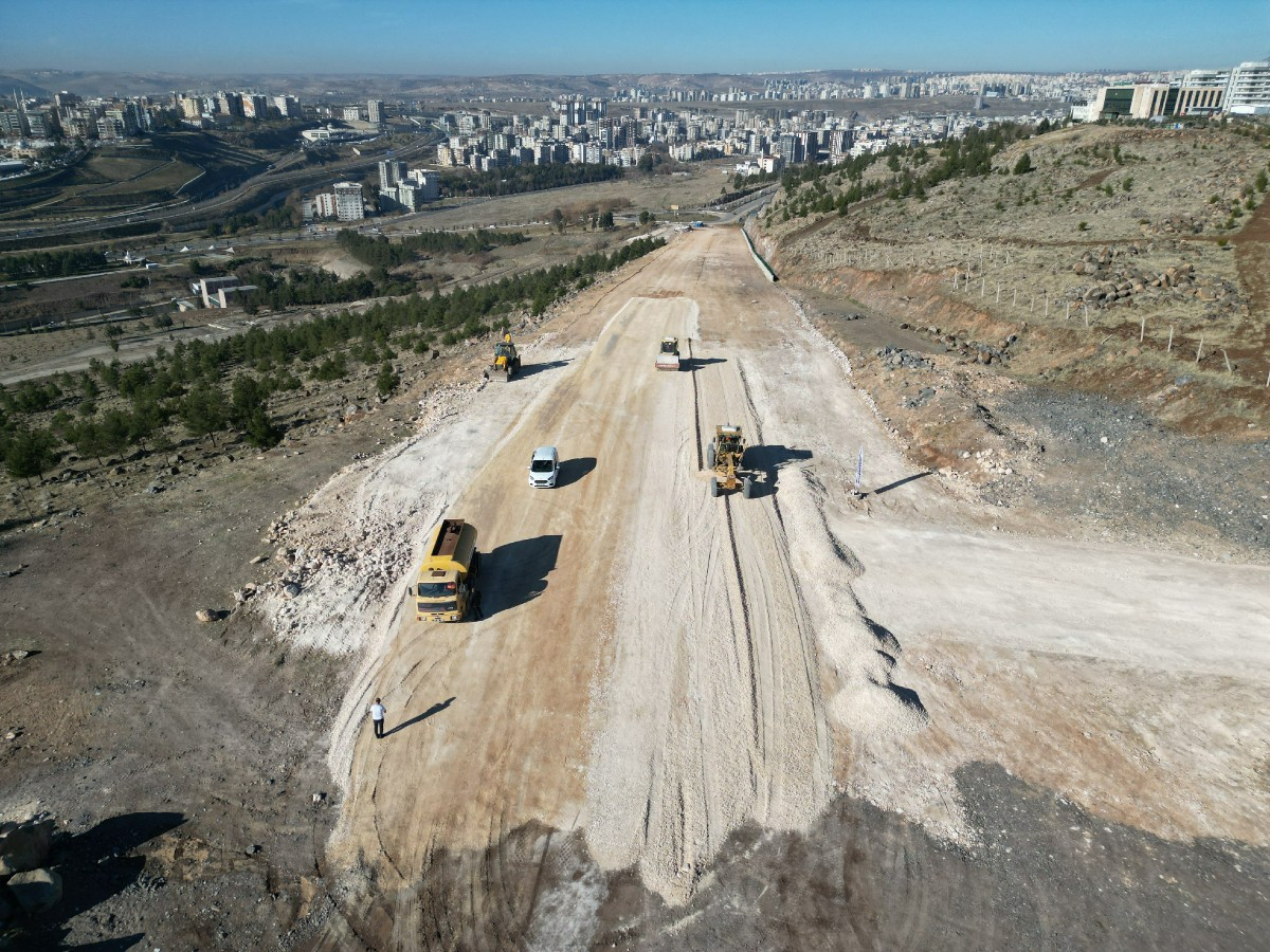 Şanlıurfa'da Ulaşımı Kolaylaştıracak Yeni Yol Projeleri Hızla Devam Ediyor