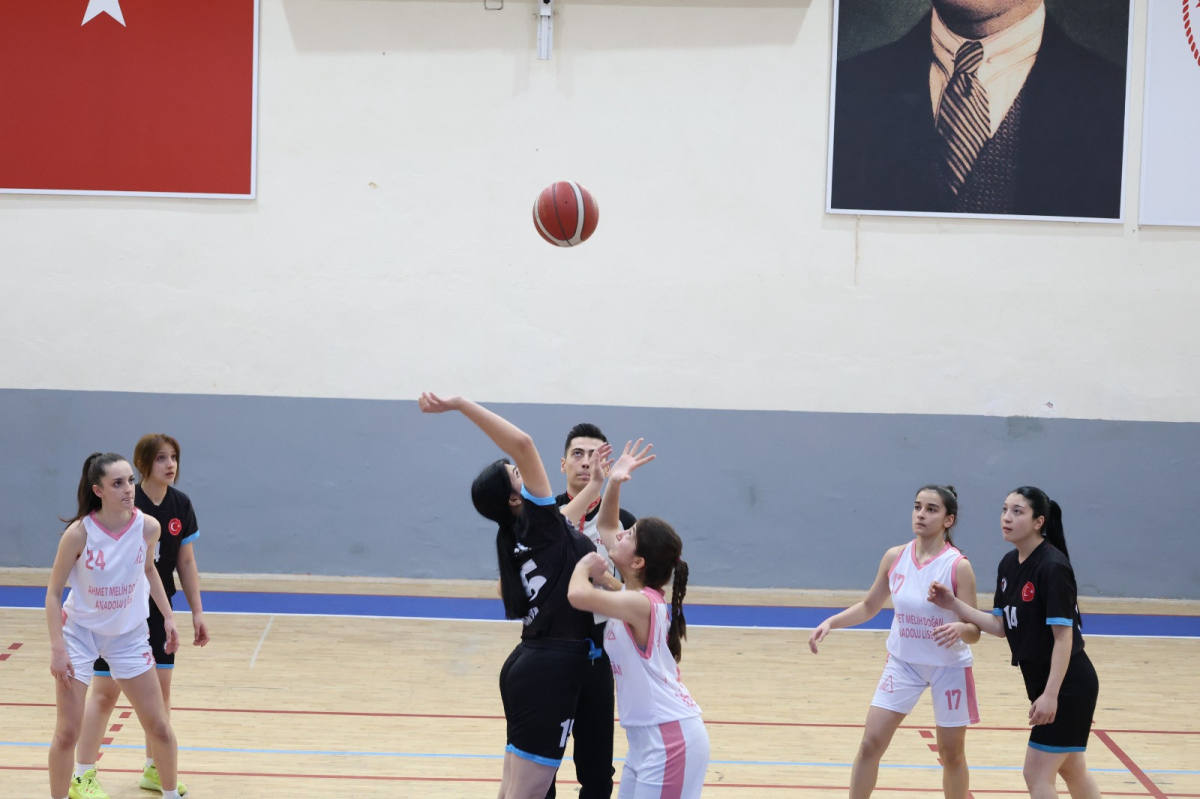 Karaman Okul Sporları Gençler Basketbol Grup müsabakaları başladı