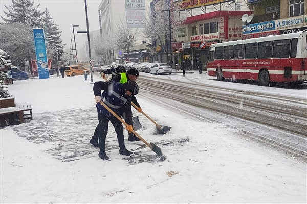 Van’da yoğun kar yağışı