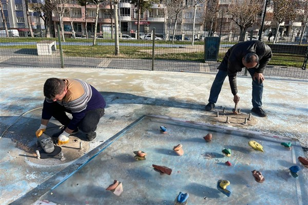 Siirt Belediyesi’nden parklardaki oyun gruplarına bakım ve onarım çalışması