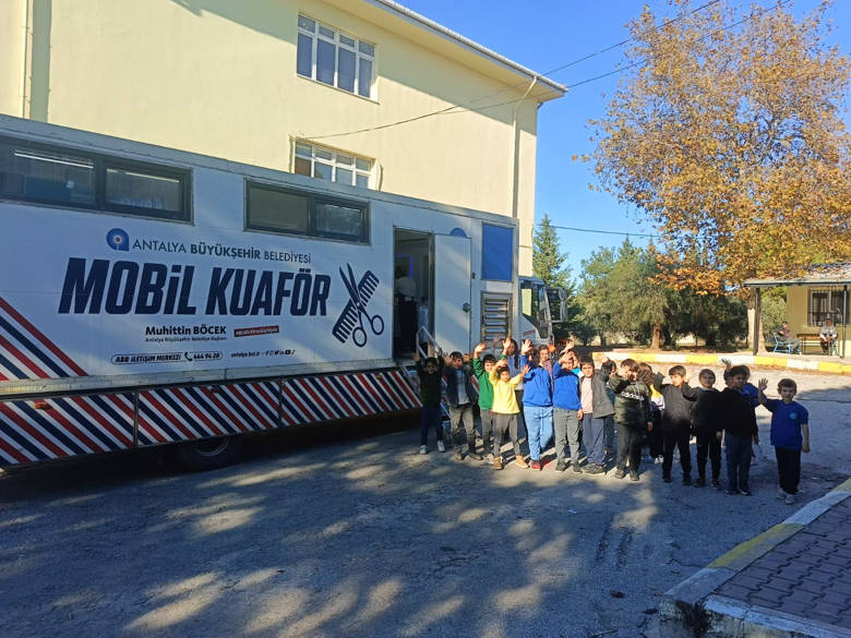 Mobil Kuaför Tırı, Öğrencilere Hizmet Vermeye Başladı