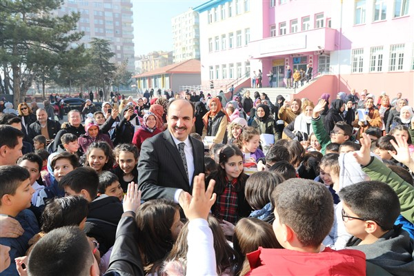 Başkan Altay, karne alan öğrencileri tebrik etti