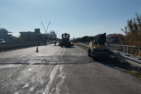 Manisa Akhisar’daki yol bozuklukları onarılıyor