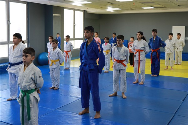 Haliliye Belediyesi’nin judo kursu ile çocuklar yeteneklerini geliştiriyor