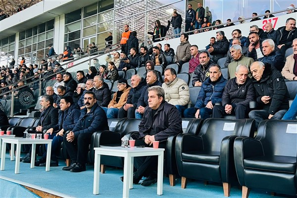 Eş Başkan Hatun, Amedspor - Fatih Karagümrükspor karşılaşmasını stadyumda izledi