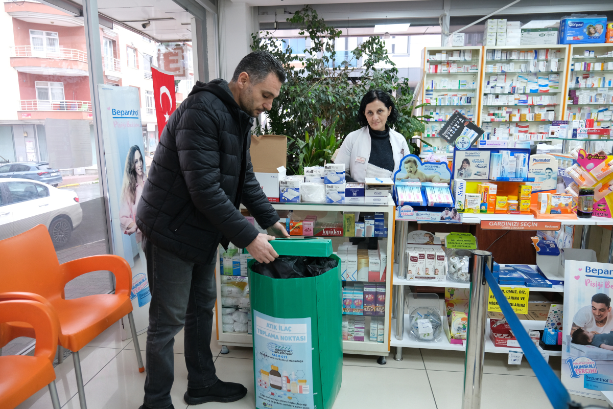 Esenyurt Belediyesi, “Sıfır Atık” projesi kapsamında  eczanelere atık kutuları yerleştirdi