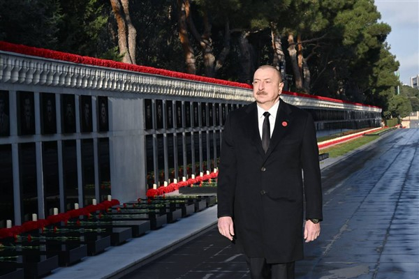 Azerbaycan Cumhurbaşkanı Aliyev, 20 Ocak şehitlerini andı