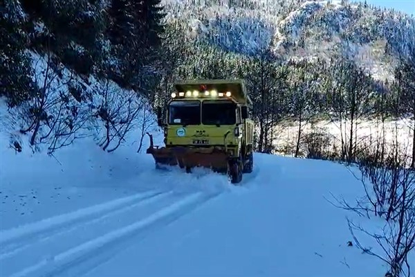 Giresun'da karla mücadele çalışmaları sürüyor: 20 köy yolu ulaşıma açıldı