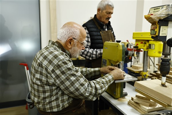 Emekliliğin tadını oyuncak yaparak çıkarıyorlar