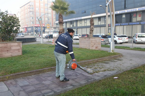 Derince'de süpürme ve peyzaj çalışmaları gerçekleştiriliyor