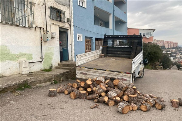 Orhangazi'de budama çalışmalarından elde edilen ağaç dalları vatandaşlara veriliyor