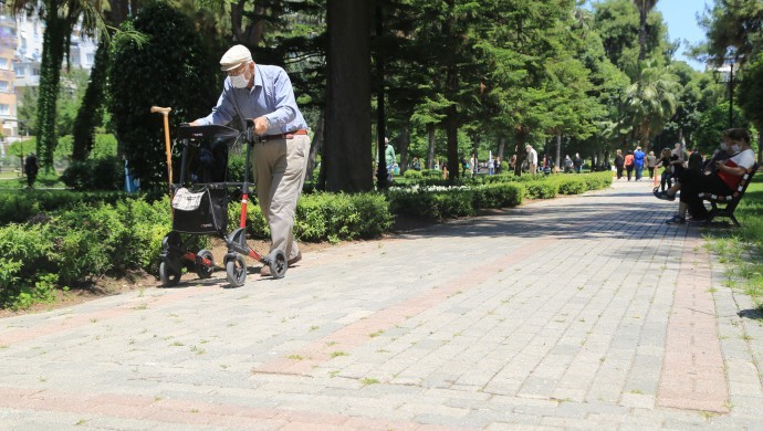 65 yaş ve üstü yurttaşlar parklara akın etti