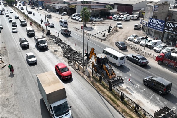 Adana Büyükşehir Belediyesinin Saydam Caddesi'nde akıllı kavşak çalışmaları devam ediyor