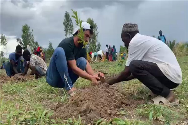 Afrika’daki engelliler için meyve bahçesi oluşturuldu