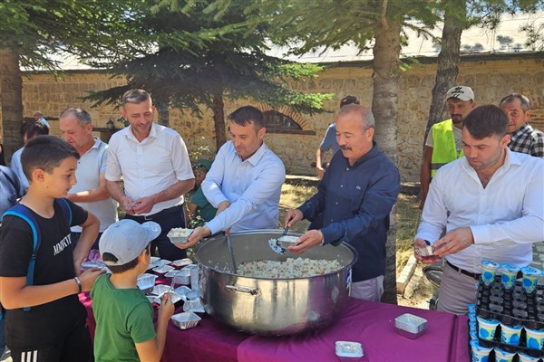 Afyonkarahisar'da cuma namazı sonrası vatandaşlara pilav dağıtıldı