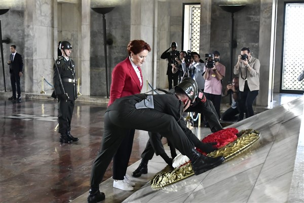 Akşener Anıtkabir'i ziyaret etti