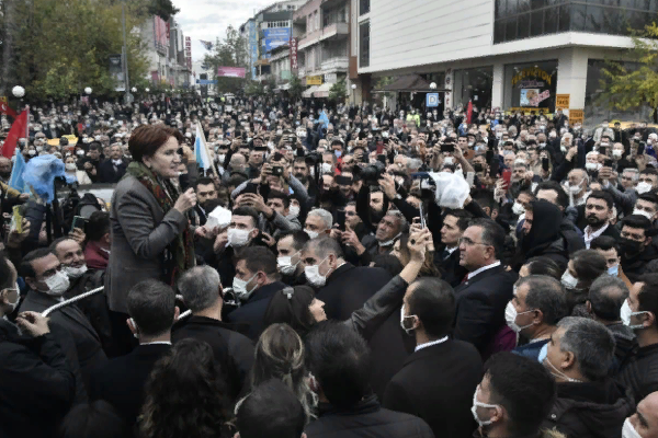 Akşener, Osmaniye'de esnafı ziyaret etti