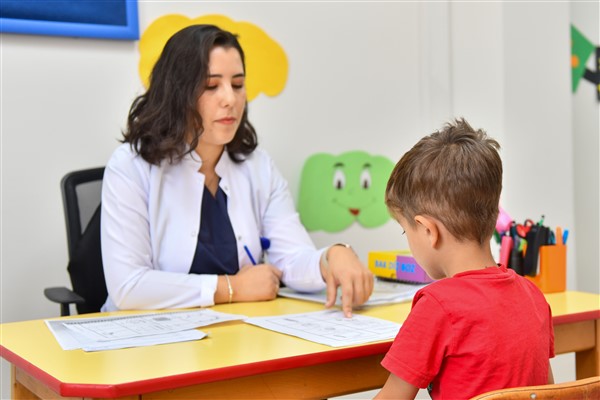 Aldığı eğitimle konuşma yetisini geliştirdi