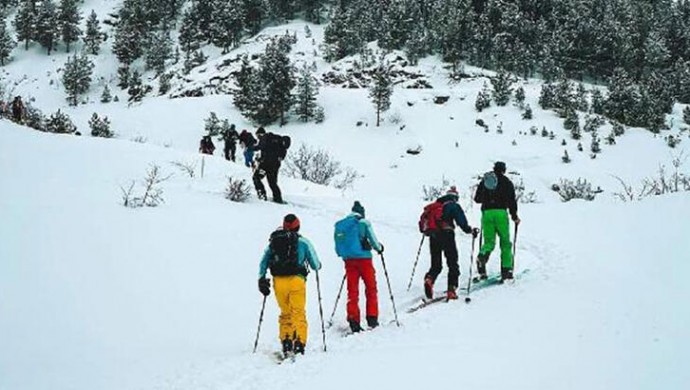 Artvin'de kayak yapanların üzerine çığ düştü