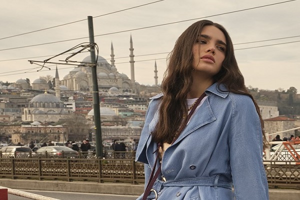 Aşırı şık duruşlarıyla kalpleri çalan denim kombinler Zühre’de