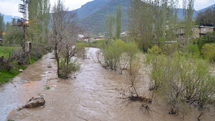 Aşırı yağışlardan yollar kapandı