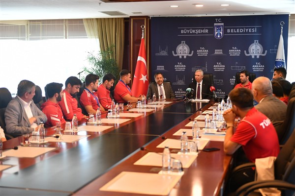 ASKİ Spor Kulübü’nün şampiyon sporcuları Mansur Yavaş’ı ziyaret etti