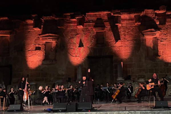 Aspendos’ta Hayko Cepkin fırtınası esti