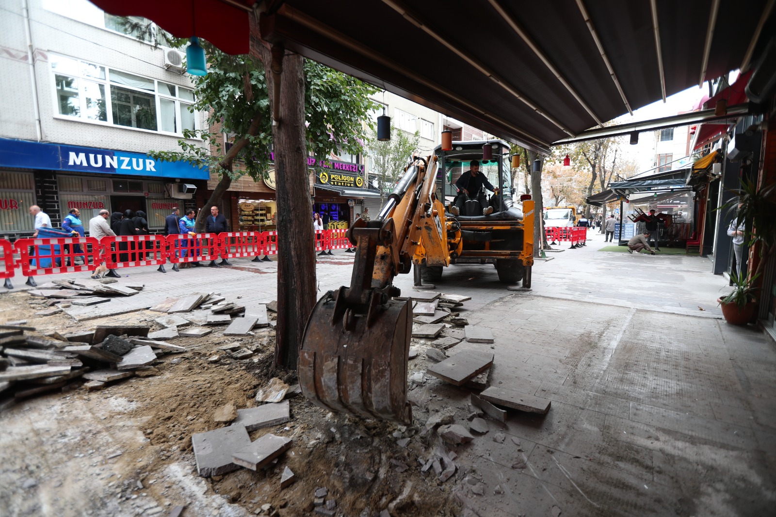 Bağcılar Çarşı Caddesi modern görünümüne kavuşuyor