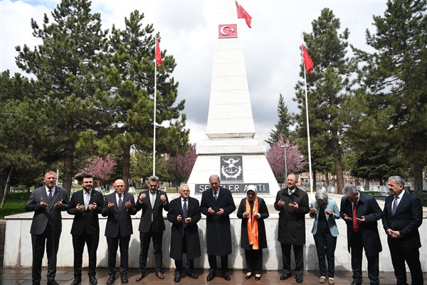 Bakan Akar, Özhaseki ve Büyükkılıç, Kartal Şehitliği'ni ziyaret etti