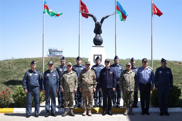 Bakan Akar ve Azerbaycan Savunma Bakanı Hasanov, hava üssü ile askeri tersaneyi ziyaret etti