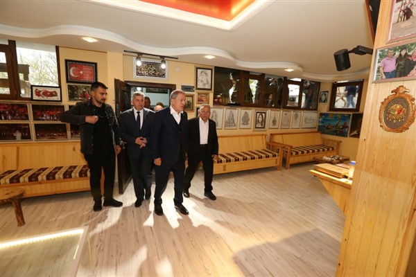 Bakan Akar ve Başkan Büyükkılıç’tan 15 Temmuz şehidinin ailesine ziyaret etti