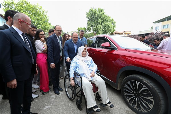 Bakan Varank, ilk turda oy kullanamayan yaşlı kadını Togg ile sandığa götürdü 