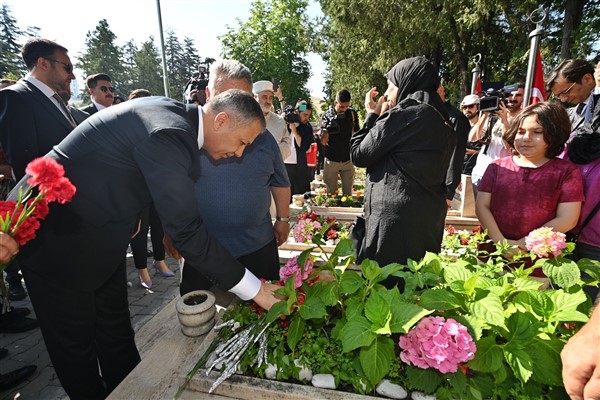 Bakan Yerlikaya,  Karşıyaka ve Polis Şehitliklerini ziyaret etti