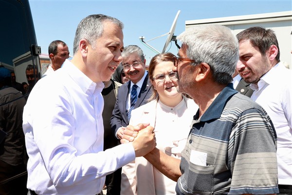 Bakan Yerlikaya: “Sadece kalıcı konutları değil, gönülleri de yeniden inşa edeceğiz”