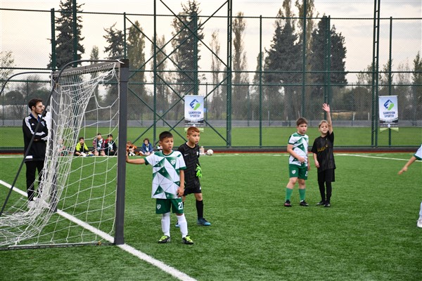 Balıkesir Ali Hikmet Paşa Spor Kompleksi’nde turnuva heyecanı yaşandı