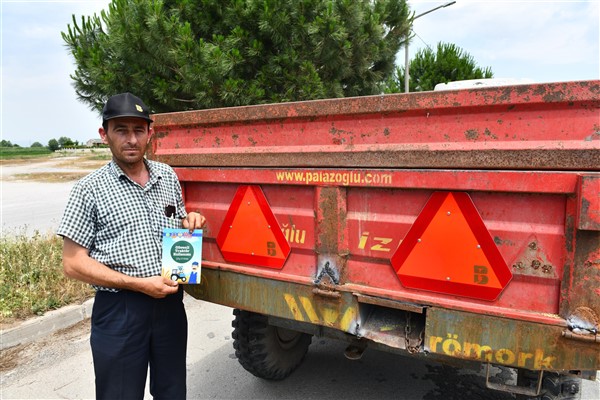 Balıkesir Büyükşehir’den traktörü olan çiftçilere reflektör desteği