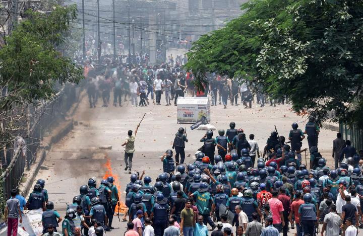  Bangladeş'te öğrenci̇leri̇n protesto ettiği ''devlet memurluğu kotaları