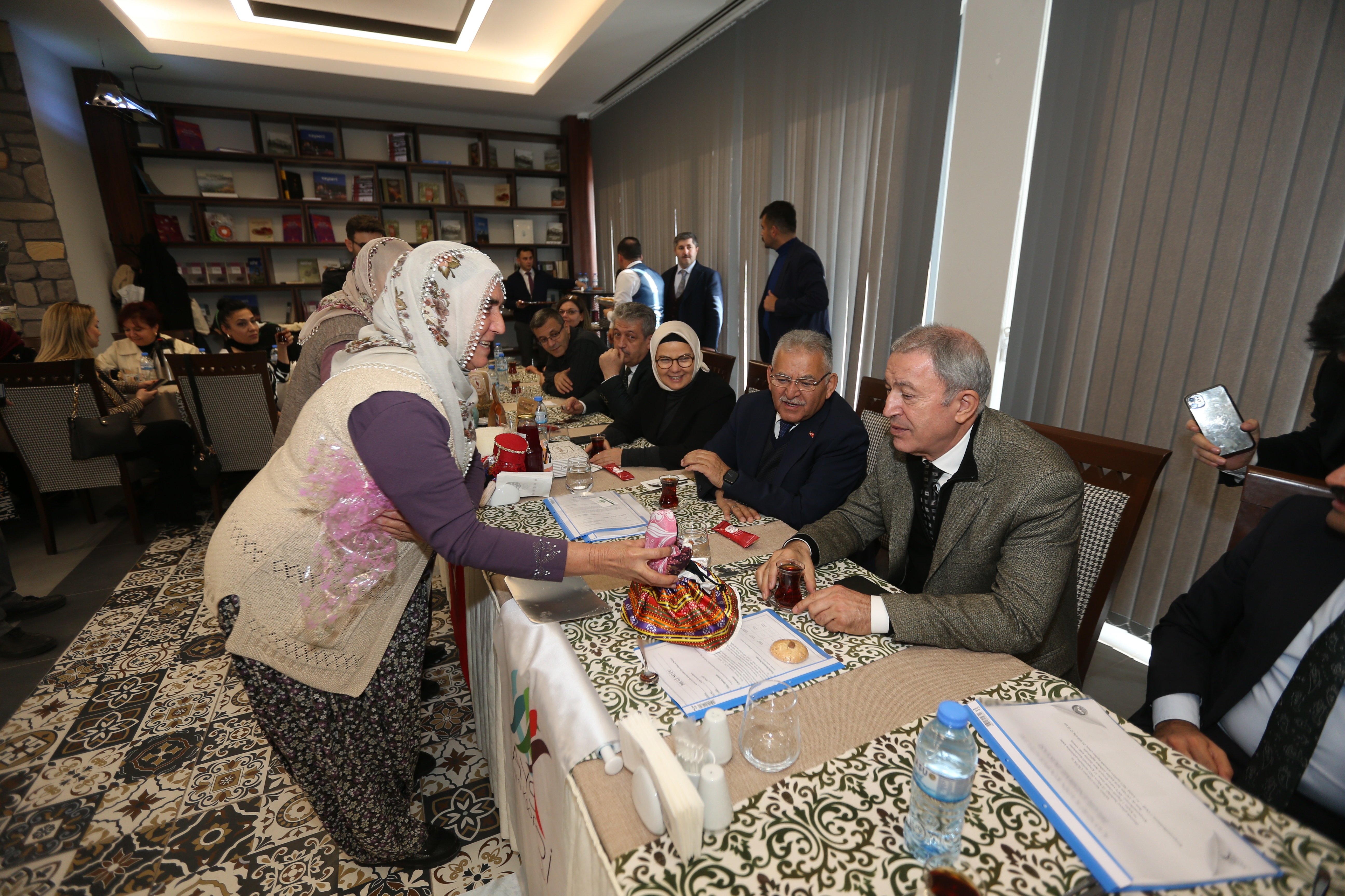 Başkan Akar ve Başkan Büyükkılıç, üreten kadınlarla buluştu