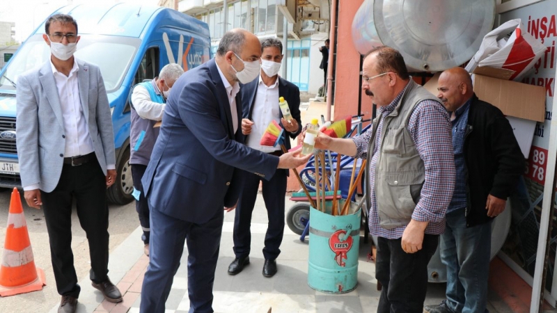 Başkan Aksoy Esnafa Kolonya ve Maske Dağıttı