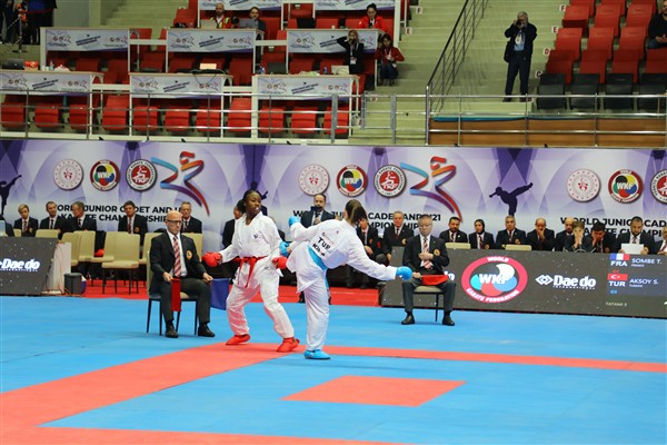 Başkan Altay Karate Şampiyonasında dereceye giren sporculara madalyalarını verdi