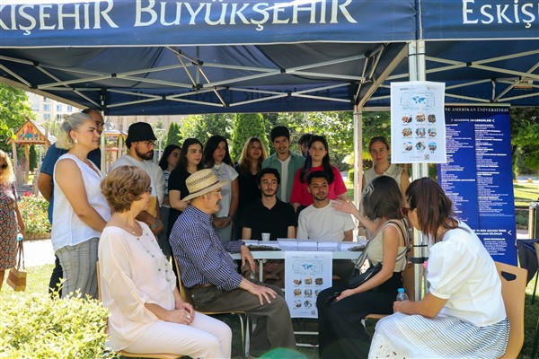 Başkan Büyükerşen’den gençlerin standına ziyaret