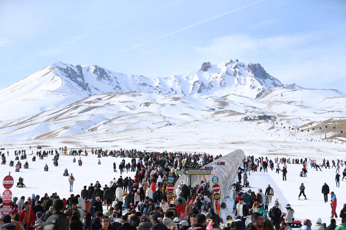 Başkan Büyükkılıç, Erciyes'te kayak severlerle bir araya geldi