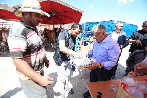 Başkan Büyükkılıç, Melikgazi Kurban Satış Pazarı’nı ziyaret etti