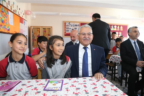 Başkan Büyükkılıç, öğrencilerin karne heyecanına ortak oldu