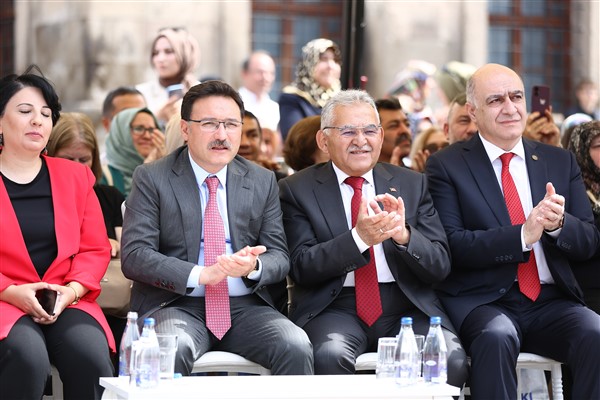 Başkan Büyükkılıç ve Vali Çiçek, Kayseri Lisesi Mezuniyet Töreni'nde öğrencilerle buluştu