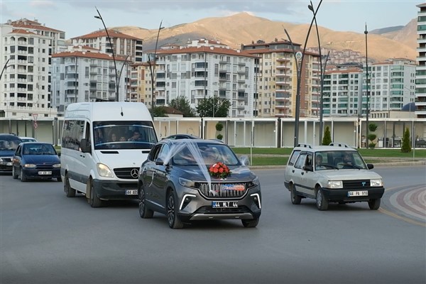 Başkan Gürkan'ın makam aracı Togg, gelin arabası oldu